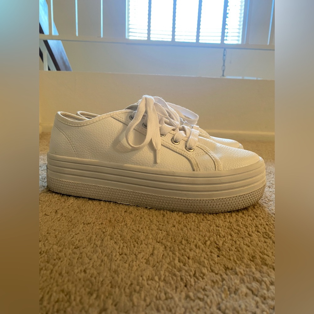 Steve Madden platform sneaker white leather. Size 8.5 women’s.
